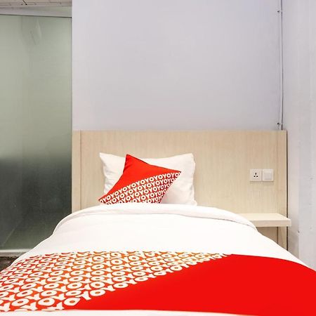 Super Oyo 3150 Theodore Homestay Медан Экстерьер фото