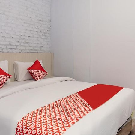 Super Oyo 3150 Theodore Homestay Медан Экстерьер фото