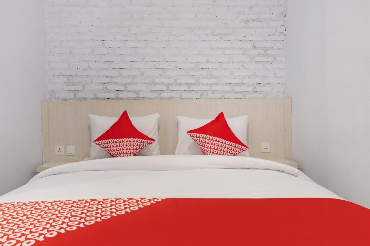 Super Oyo 3150 Theodore Homestay Медан Экстерьер фото