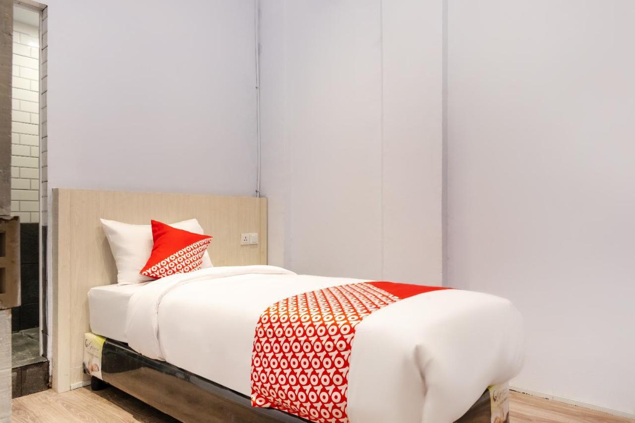 Super Oyo 3150 Theodore Homestay Медан Экстерьер фото