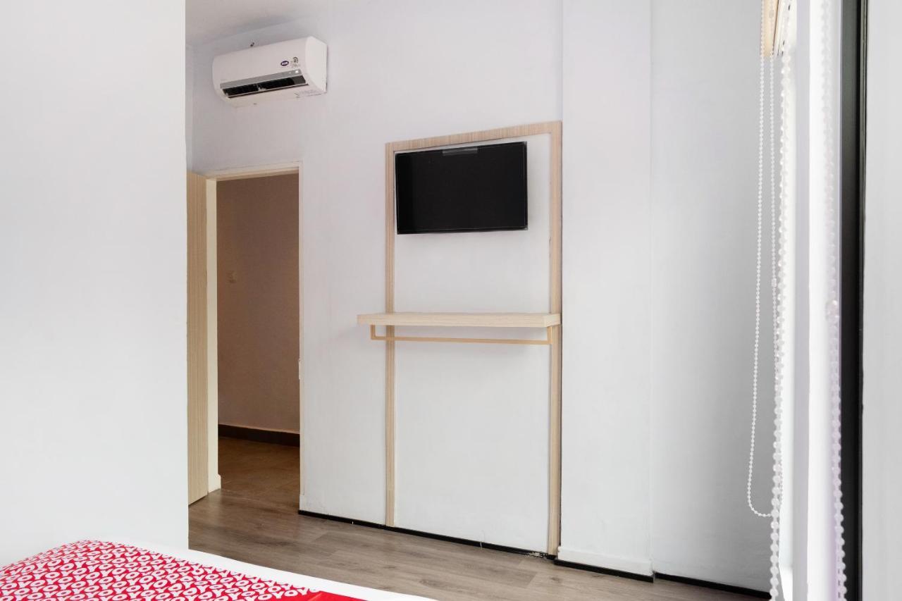 Super Oyo 3150 Theodore Homestay Медан Экстерьер фото
