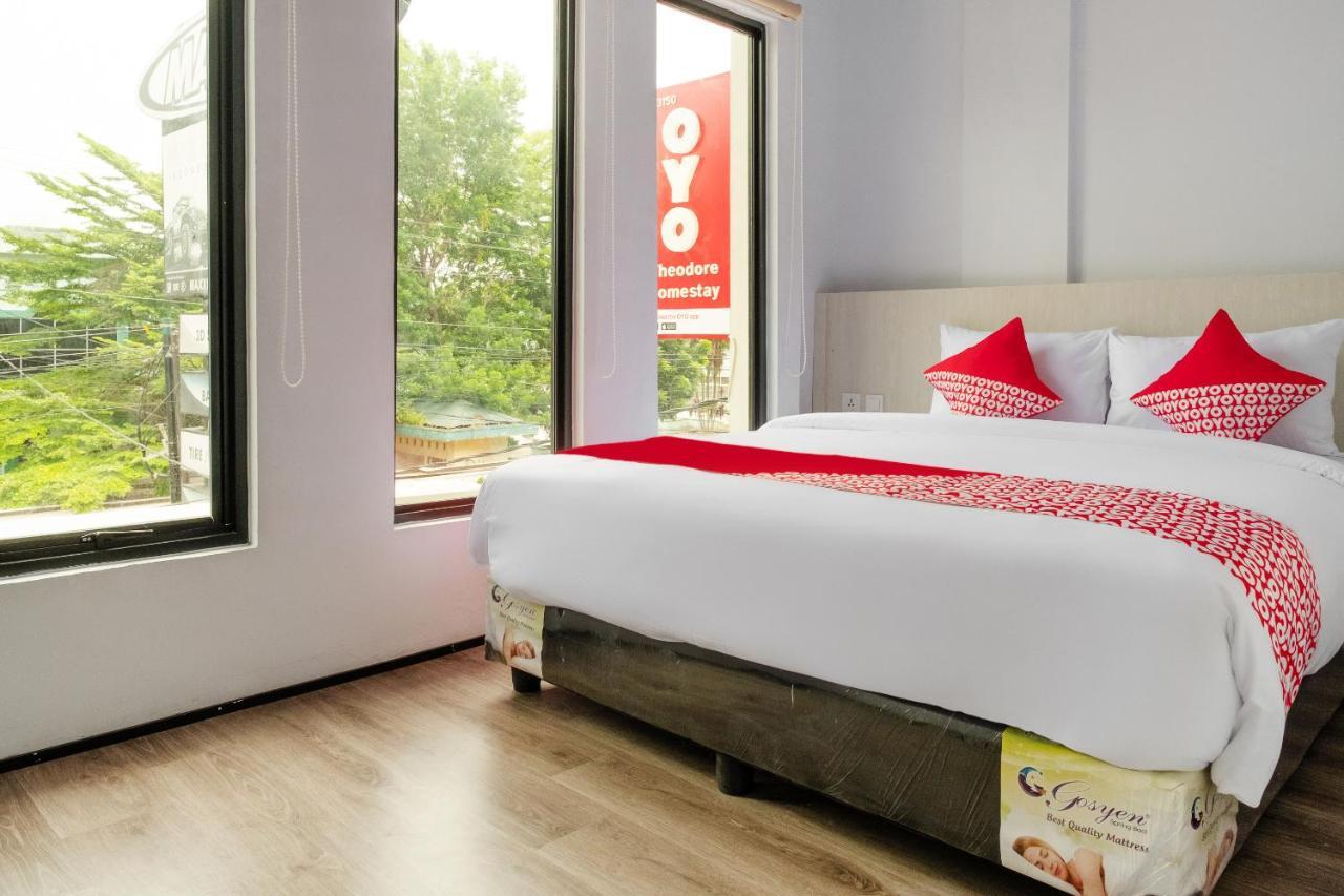 Super Oyo 3150 Theodore Homestay Медан Экстерьер фото