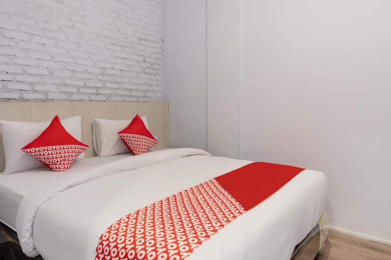 Super Oyo 3150 Theodore Homestay Медан Экстерьер фото