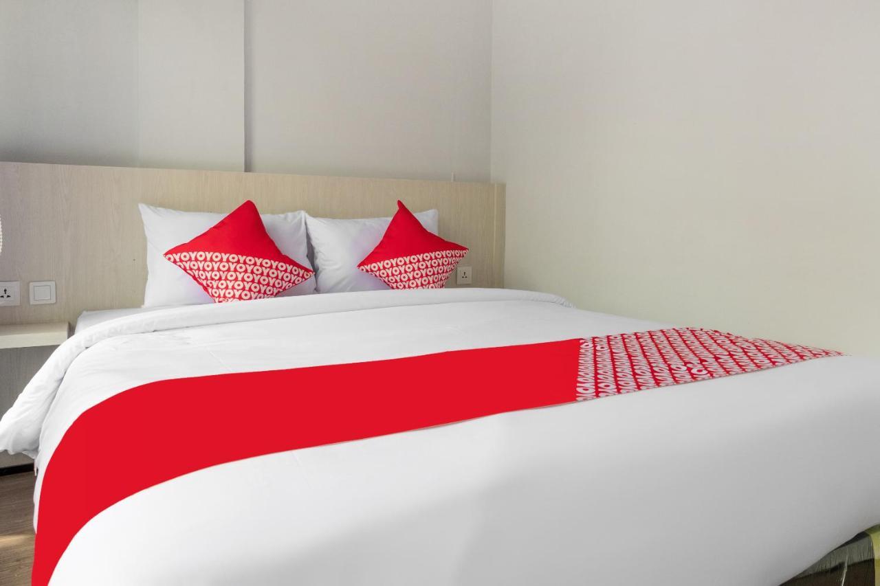 Super Oyo 3150 Theodore Homestay Медан Экстерьер фото